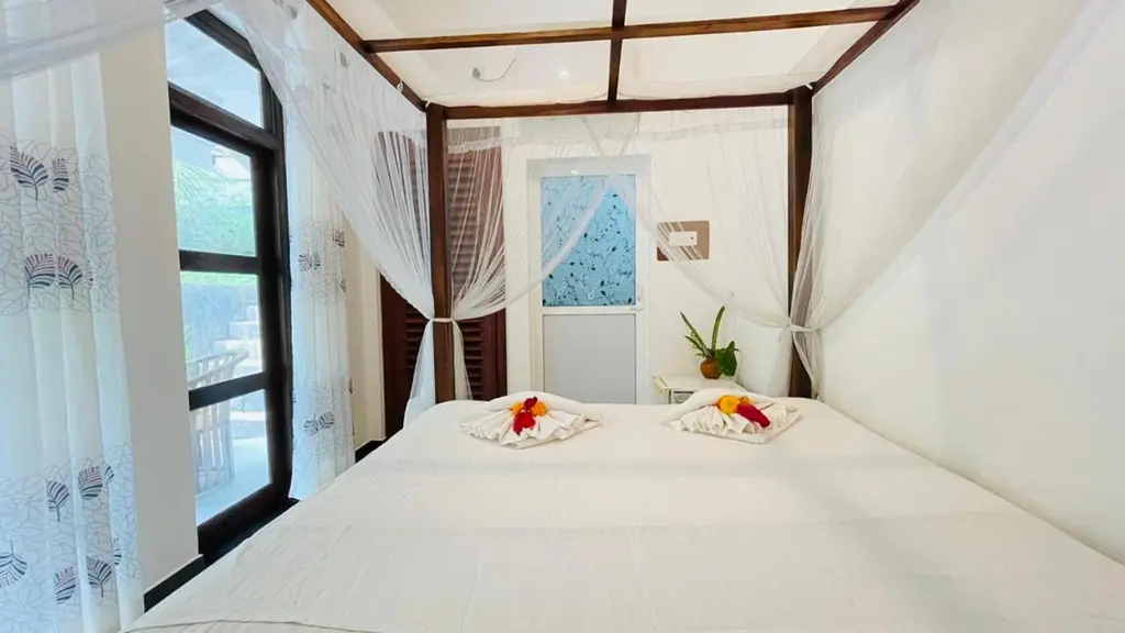 Bright double room with a large window onto the garden